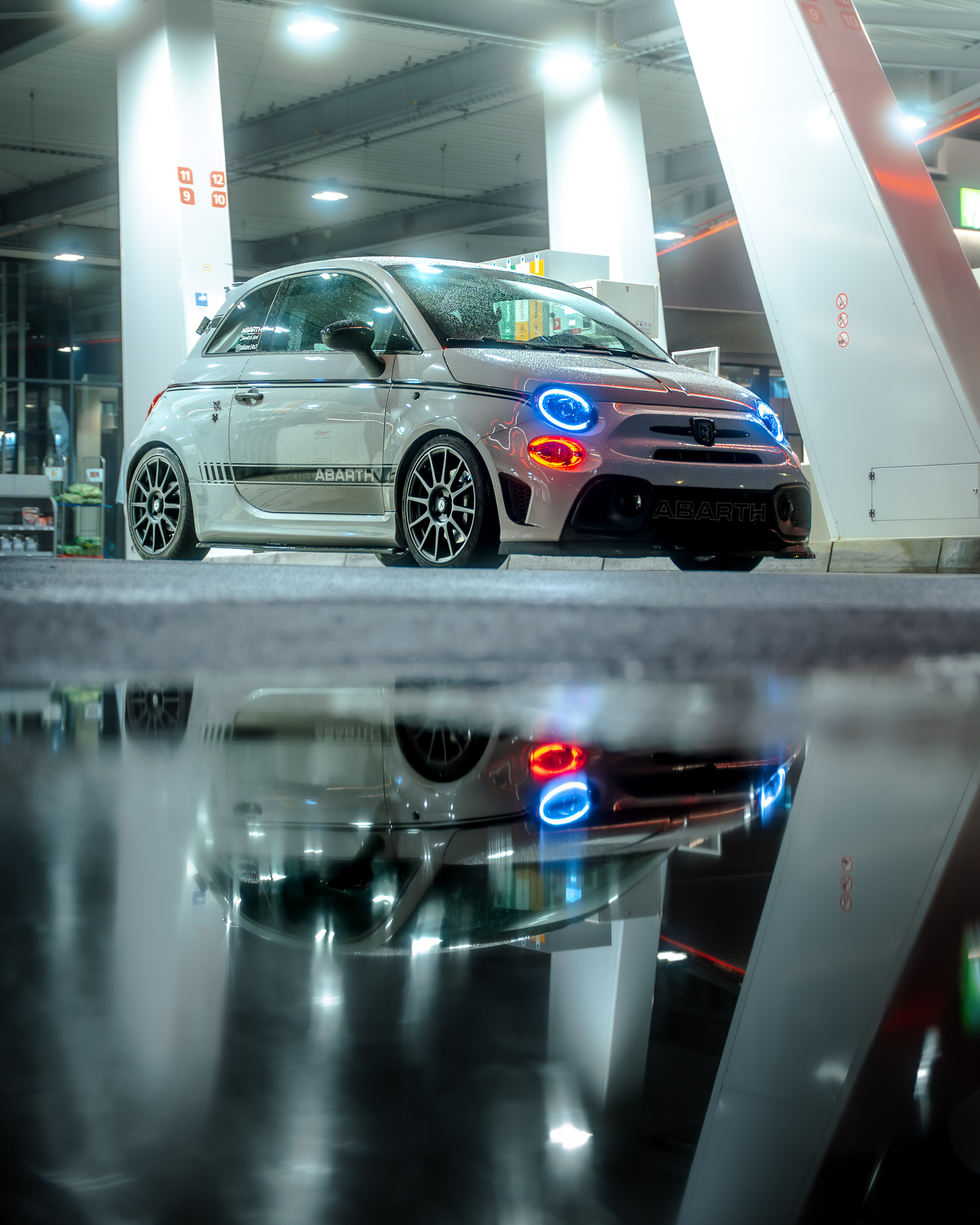 Abarth 595 Night Shot Tankstelle